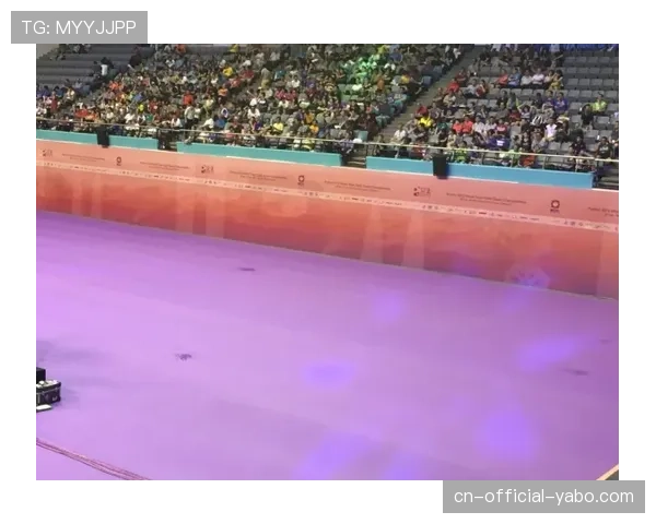 “大雨滂沱,洛里昂主场部分看台漏雨,比赛照常进行” “大雨滂沱,洛里昂主场部分看台漏雨,比赛照常进行”